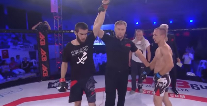 Video: Võ sỹ ngất xỉu vì đòn siết cổ vẫn ngược dòng thắng knock-out