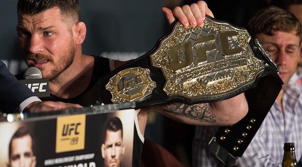 Bisping tự sướng khoe đai trong ngày cha Rockhold qua đời