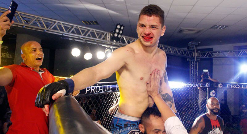 Khán giả bất ngờ thượng đài hạ luôn nhà vô địch MMA Brazil