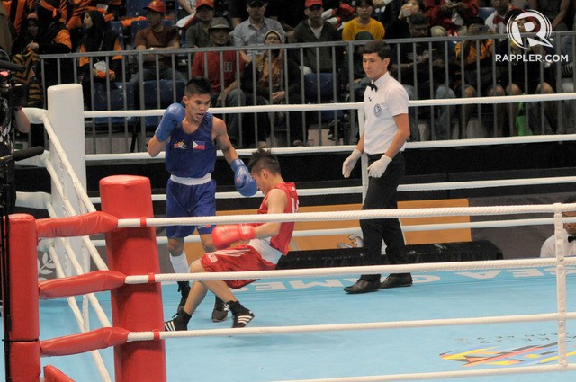 SEA Games 29: "Cạo mặt" đối thủ bằng găng, trọng tài cảnh cáo người bị hại