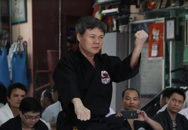 "Chấp" hơn 20 cân, Võ sư Karate vẫn chiến Truyền nhân Vịnh Xuân