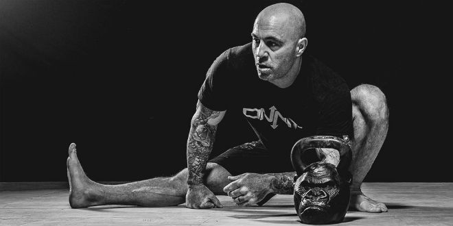 Chuyện chỉ có ở UFC: Bình luận viên cũng tập hùng hục như võ sĩ!