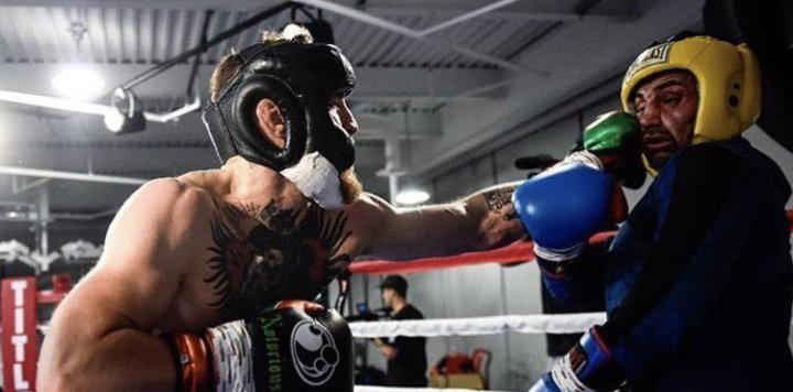McGregor lại dính scandal bạn tập trước màn so tài với Mayweather