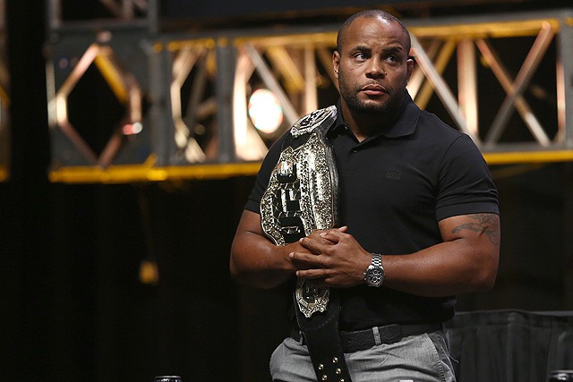 Cormier nghỉ hưu nhưng liệu có lên sàn quyết đấu với Jon Jones?