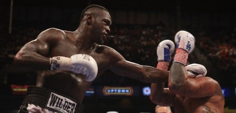 Deontay Wilder bảo vệ thành công đai WBC với một cánh tay gãy