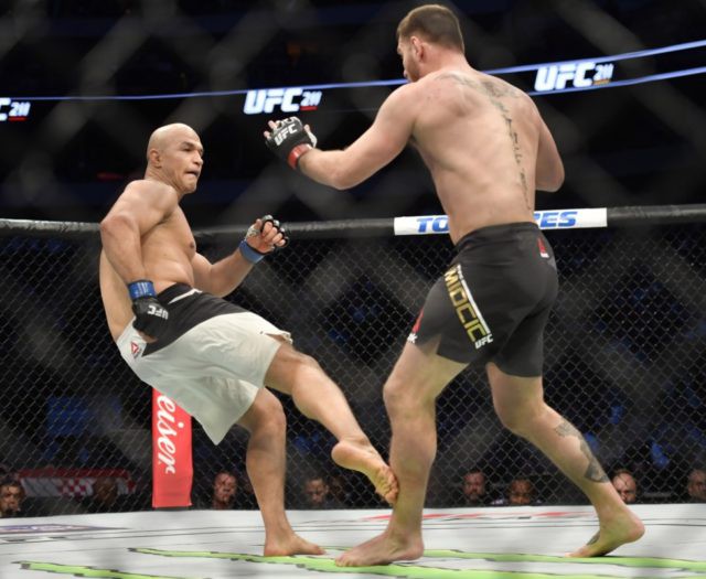 Dos Santos vẫn tin anh không mắc sai lầm trên sàn đấu với Miocic