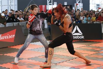 Fan nhí của Cyborg gây bất ngờ tại UFC 198 Open Workouts