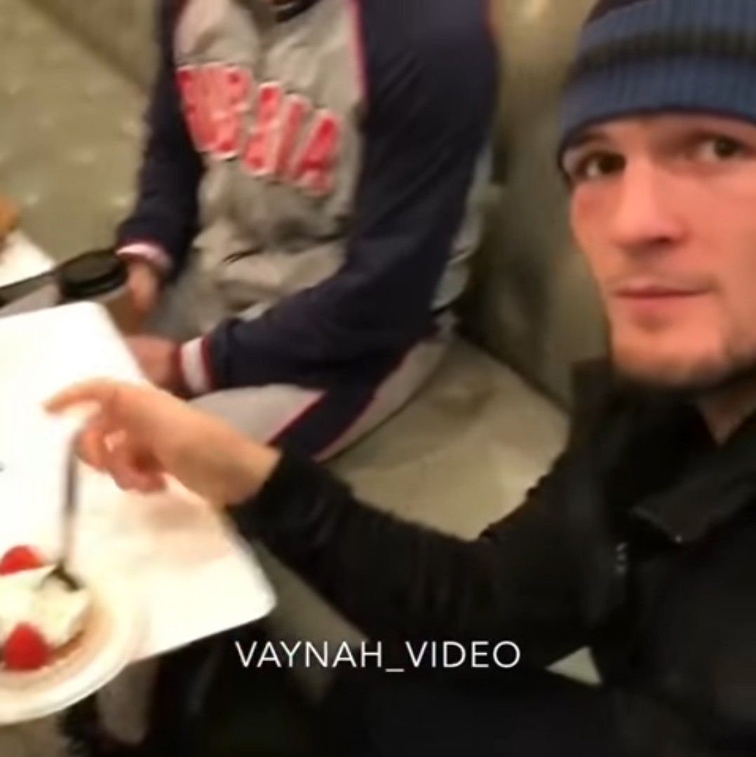 Chiếc bánh Tiramisu được coi là nguyên nhân khiến Nurmagomedov cắt cân không thành tại UFC 209 tiramisu