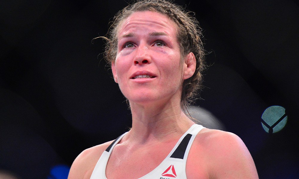 Leslie Smith “nổi đóa” vì trọng tài ngừng trận đấu quá sớm
