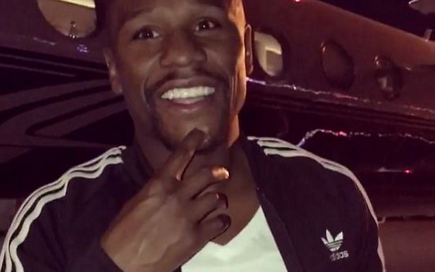 Mario Balotelli, Anthony Joshua chấp nhận "Thử thách Mayweather"