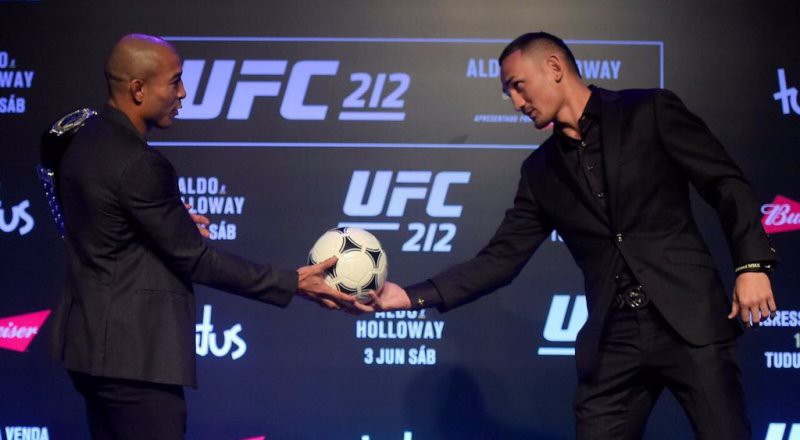 Max Holloway gửi quà cho Jose Aldo, chúc nhà vô địch sớm nghỉ hưu
