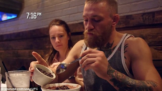 McGregor ăn gì để cắt cân cho trận đấu tỷ đô với Mayweather?