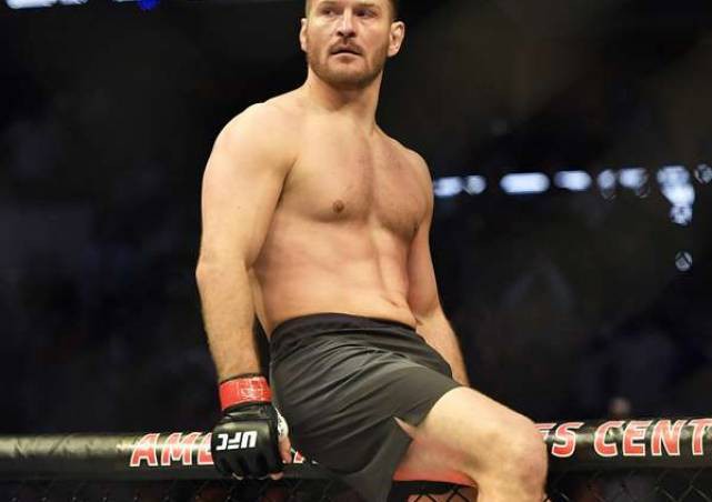 Nhà VĐ Miocic giật đai từ tay Chủ tịch trao cho Huấn luyện viên