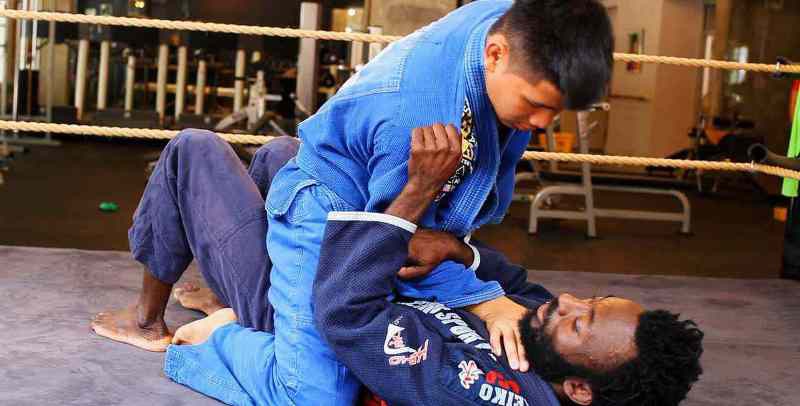 Những cách thoát khỏi thế bị mount bằng kỹ thuật Jiu-jitsu