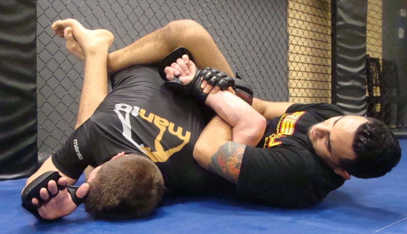 Những phong cách Vật - Khóa siết (Grappling) trong MMA (Phần 3)