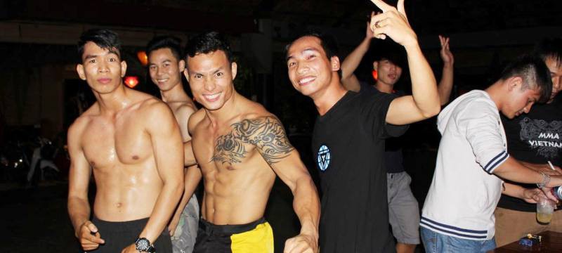 Võ sĩ Trần Quang Lộc thắng trận đầu tiên tại Warrior FC bằng TKO
