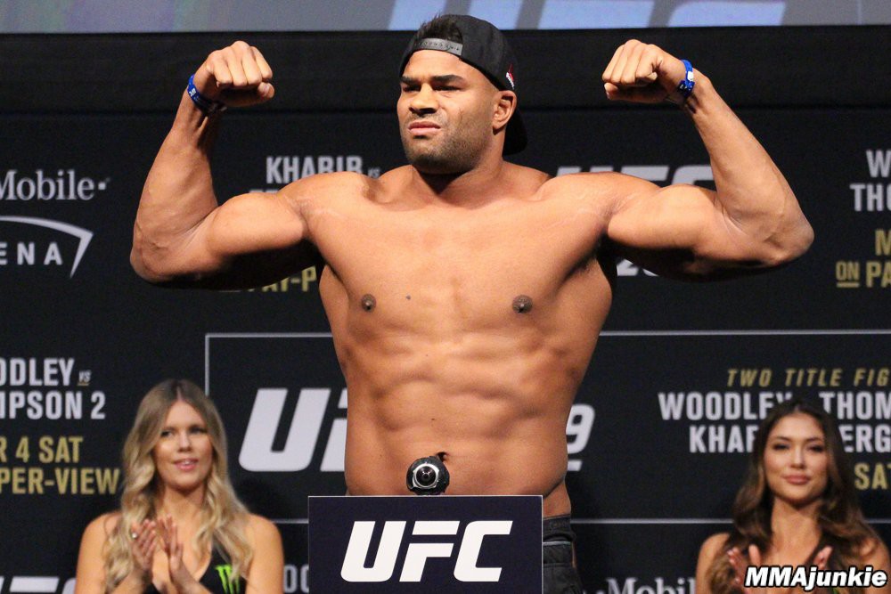 Overeem ngộ độc, nằm viện 24h trước khi đánh bại Mark Hunt