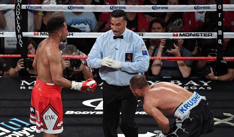 Sergey Kovalev sẽ đâm đơn kiện Andre Ward vì đấm hạ bộ