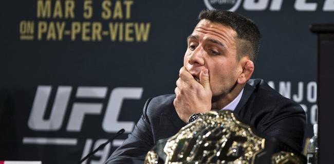 Rafael dos Anjos muốn bảo vệ đai trước "idol" George St. Pierre