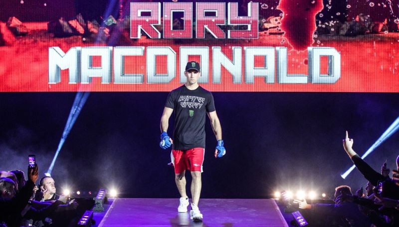 Sau chiến thắng, Rory MacDonald mong so tài cùng các huyền thoại