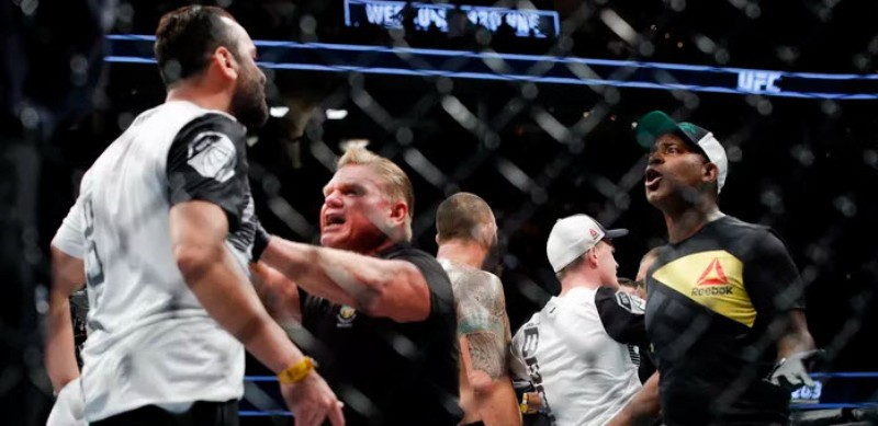 Werdum không bị phạt vì "tung cước" vào HLV của đối thủ