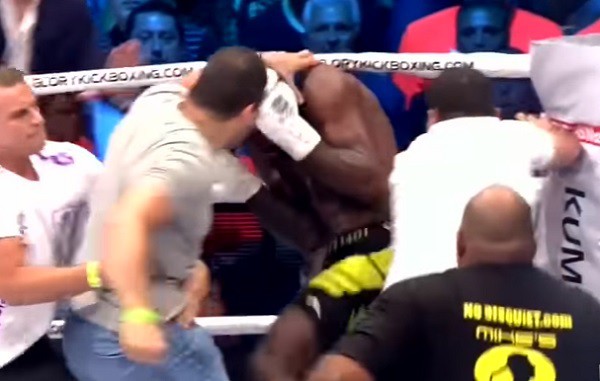 Thắng không đẹp, võ sĩ Kickbox bị khán giả hành hung trên sàn đấu