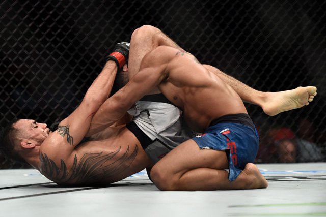 UFC 216 kết thúc với những pha khóa siết đi vào lịch sử