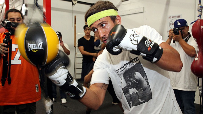 Vasyl Lomachenko tập cùng Dillashaw, muốn giúp McGregor học boxing