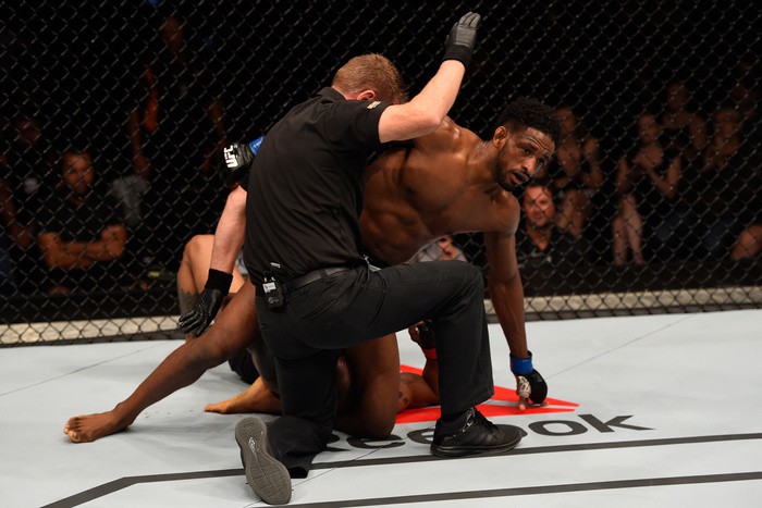 Vì sao các trọng tài MMA ít khi trừ điểm võ sĩ phạm lỗi?