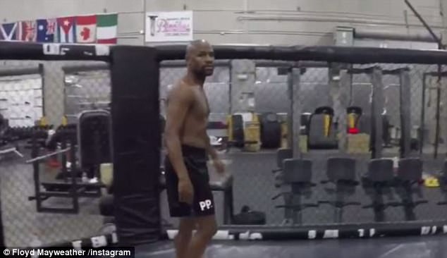 Video: Floyd Mayweather bước chân vào lồng sắt MMA