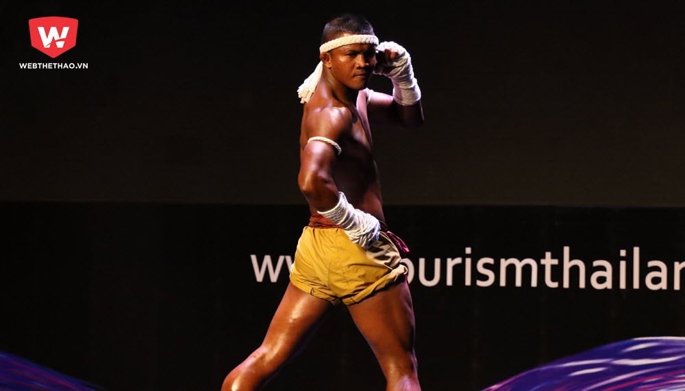 Video: Huyền thoại Buakaw diễn "đòn hiểm" Muay Thái tại Sài Gòn