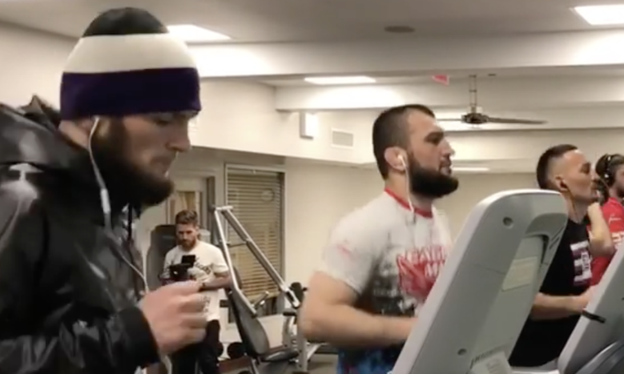 Video: Khabib và Holloway tập cách nhau đúng một máy chạy bộ