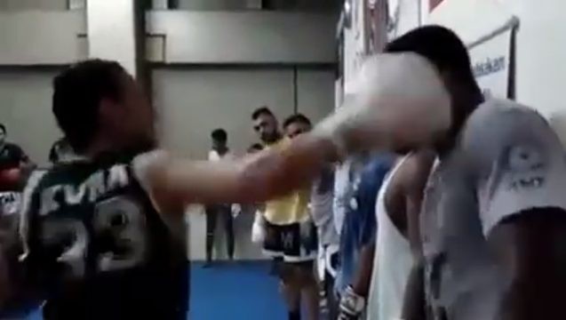 Video MMA: Bài tập "giơ mặt chịu đấm" cực dị