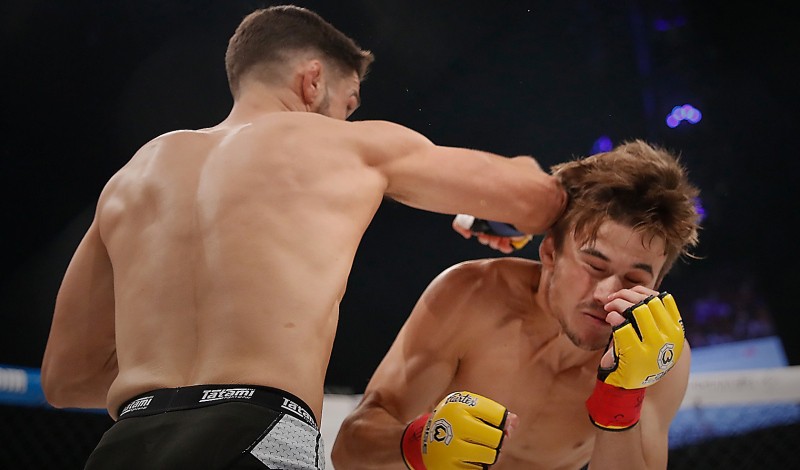 Video MMA: Bị "ăn hành" cả trận, võ sĩ vẫn hạ K.O đối thủ khó tin