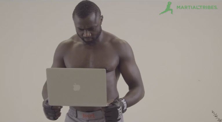 Video MMA: Những cách bật máy tính cực "dị" của các võ sĩ