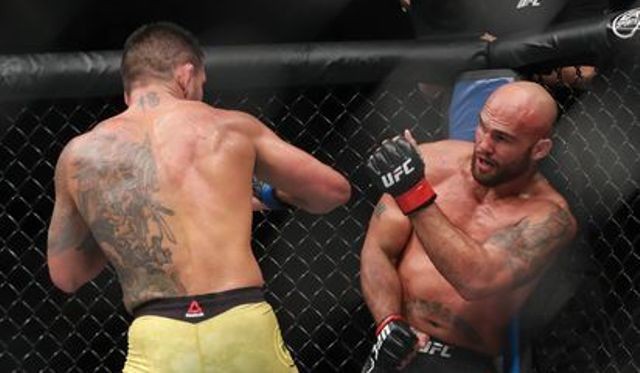 Video MMA: Lãnh 36 cú đấm kinh hoàng, Robbie Lawler có phản ứng bất ngờ!