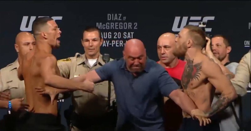 Nate Diaz và Conor McGregor lại hằm hè nhau trong buổi weight-in UFC 202