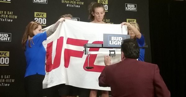 Weight-in UFC 200: Hendricks quá cân, Tate lên cân trong trạng thái nude