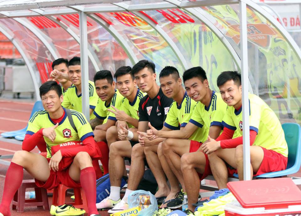 Thủ m&ocirc;n Đinh Xu&acirc;n Việt c&ugrave;ng c&aacute;c cầu thủ dự bị của Hải Ph&ograve;ng ở trận gặp S.Kh&aacute;nh H&ograve;a chiều nay