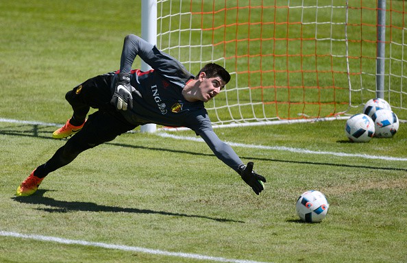 Thibaut Courtois v&agrave; đ&ocirc;i găng quen thuộc trong buổi tập mới đ&acirc;y của ĐT Bỉ