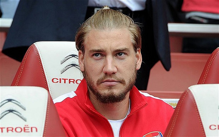 Th&igrave; Bendtner cũng đi đến đ&acirc;u, v&ocirc; địch đến đấy nhưng nhiệm vụ của ch&acirc;n s&uacute;t n&agrave;y chỉ l&agrave; ngồi dự bị rồi cuối m&ugrave;a l&ecirc;n nhận c&uacute;p, ăn mừng c&ugrave;ng to&agrave;n đội, ti&ecirc;u biểu l&agrave; lần v&ocirc; địch FA Cup 2013/14 c&ugrave;ng Arsenal