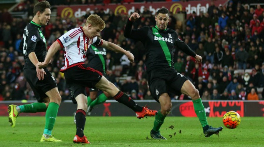 Sunderland cũng l&agrave; đội b&oacute;ng được hưởng lợi từ phong độ xuất thần của một ch&acirc;n s&uacute;t, khi Duncan Watmore ghi 1 b&agrave;n, kiến tạo 1 b&agrave;n, gi&uacute;p M&egrave;o đen đ&aacute;nh bại Stoke City