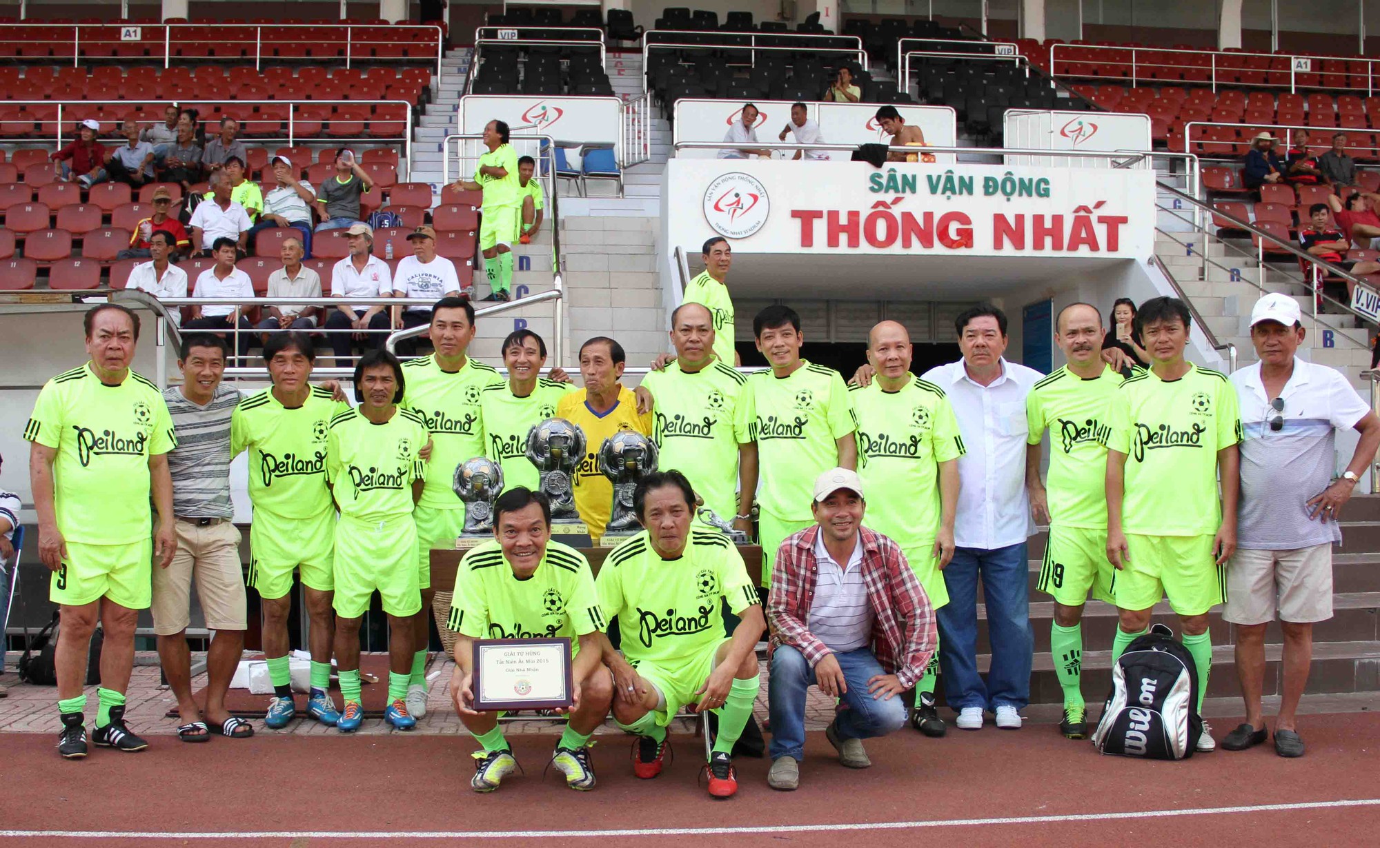 Cựu danh thủ V&otilde; Th&agrave;nh Sơn (ngo&agrave;i c&ugrave;ng h&agrave;ng đứng từ tr&aacute;i qua) c&ugrave;ng thế hệ cầu thủ &ldquo;đ&agrave;n em&rdquo;.