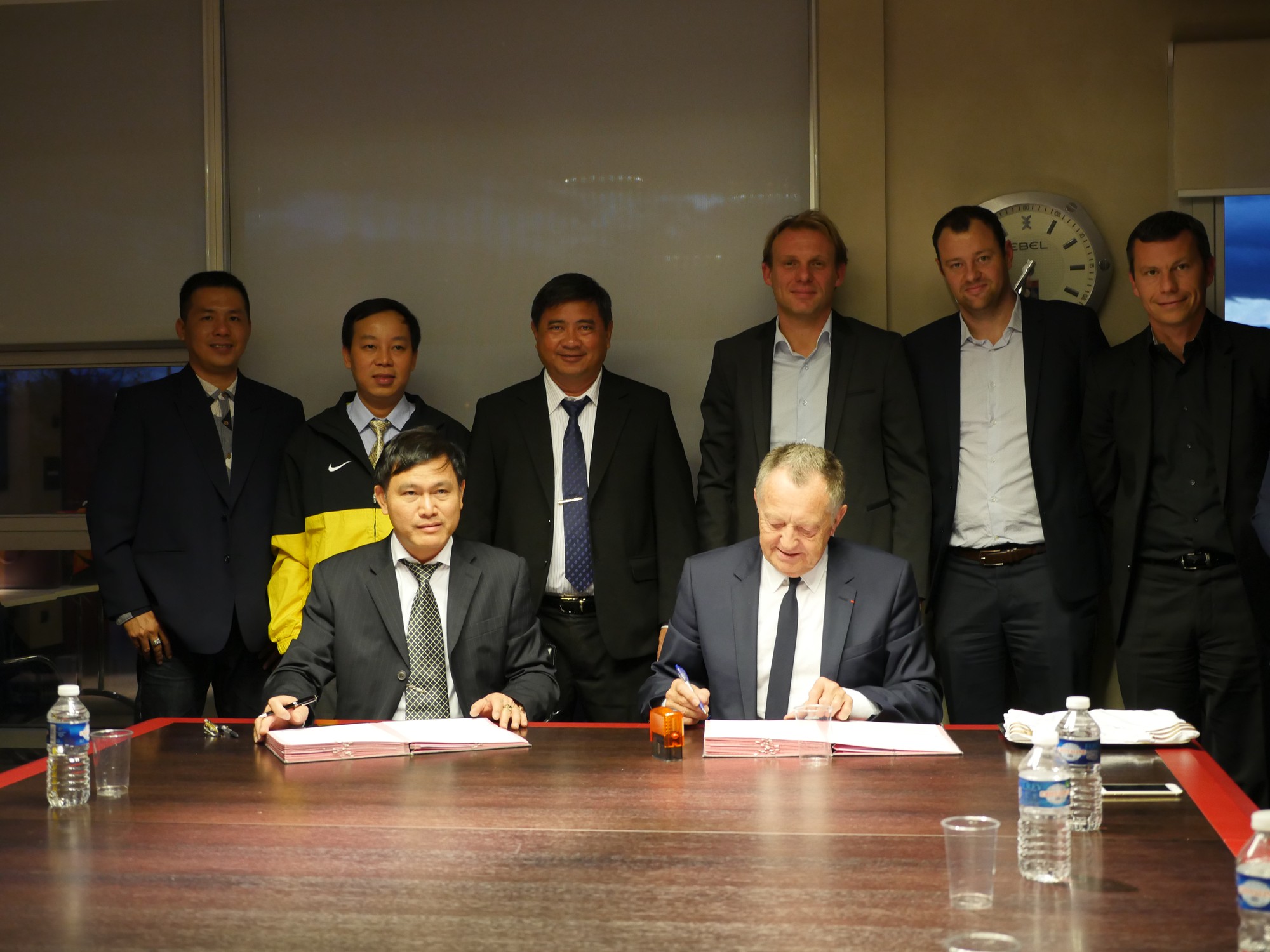 Lễ k&yacute; kết thỏa thuận hợp t&aacute;c giữa Li&ecirc;n đo&agrave;n b&oacute;ng đ&aacute; TP.HCM (HFF) v&agrave; CLB Lyon