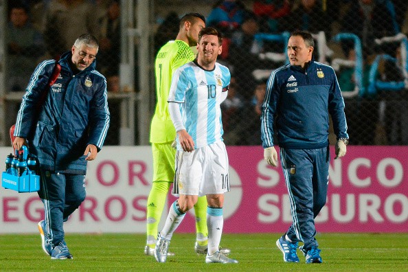 Argentina lo sốt vó vì chấn thương của Messi