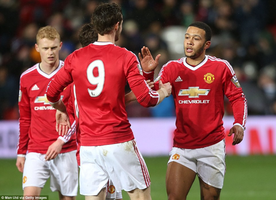 Bị đày xuống đội trẻ, Memphis Depay tỏa sáng rực rỡ