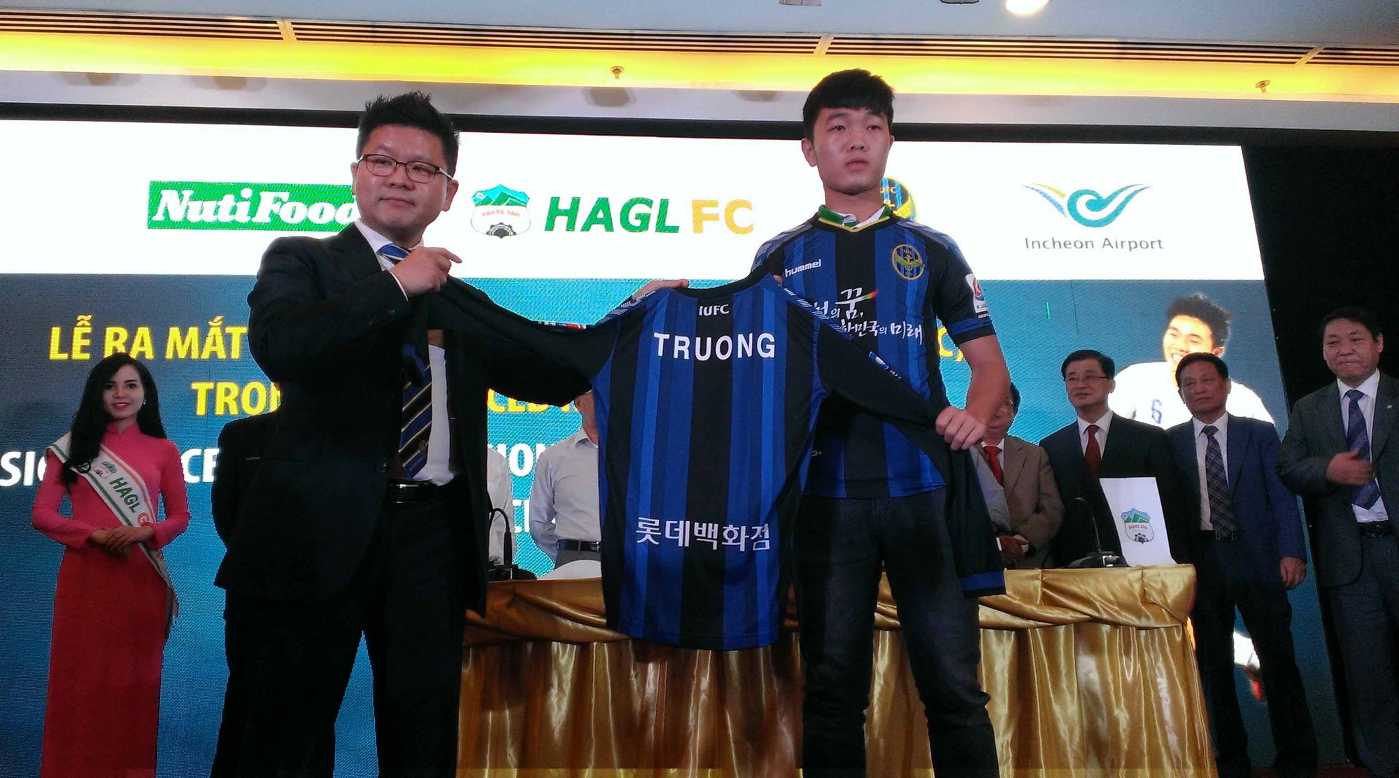 "Cận cảnh" Xuân Trường trong màu áo mới