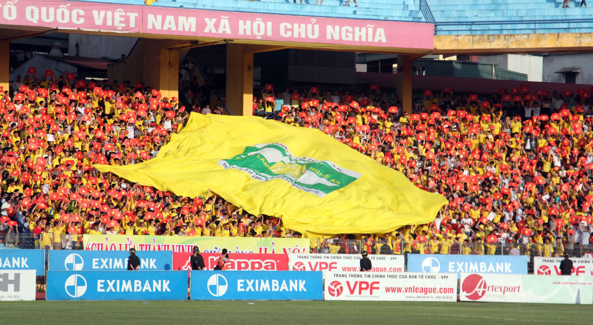 SLNA: Khi CĐV “áp đảo” CLB