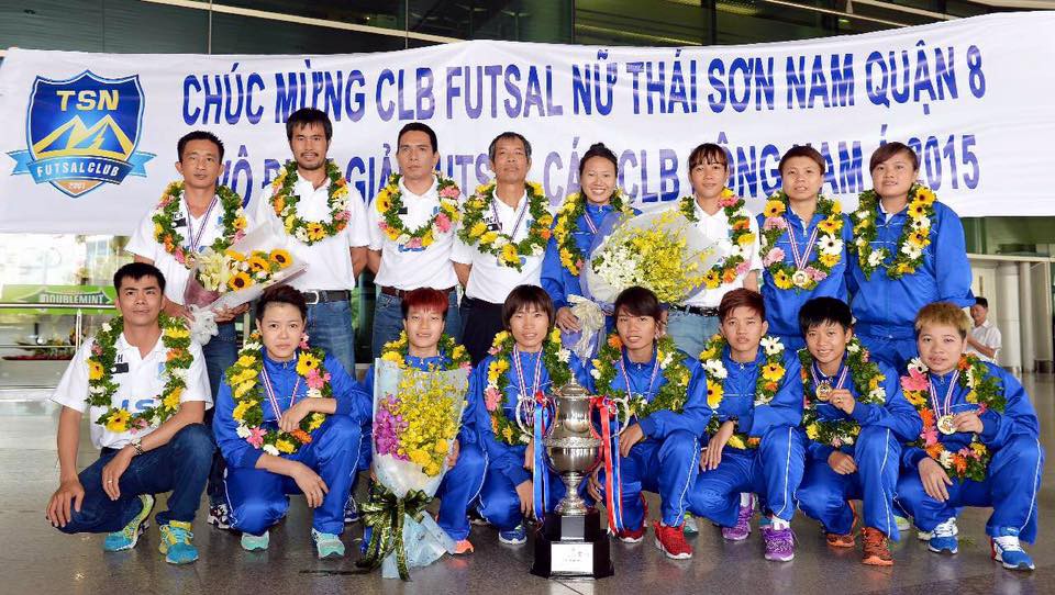 CLB futsal nữ Thái Sơn Nam gây chộn rộn ở sân bay Tân Sơn Nhất