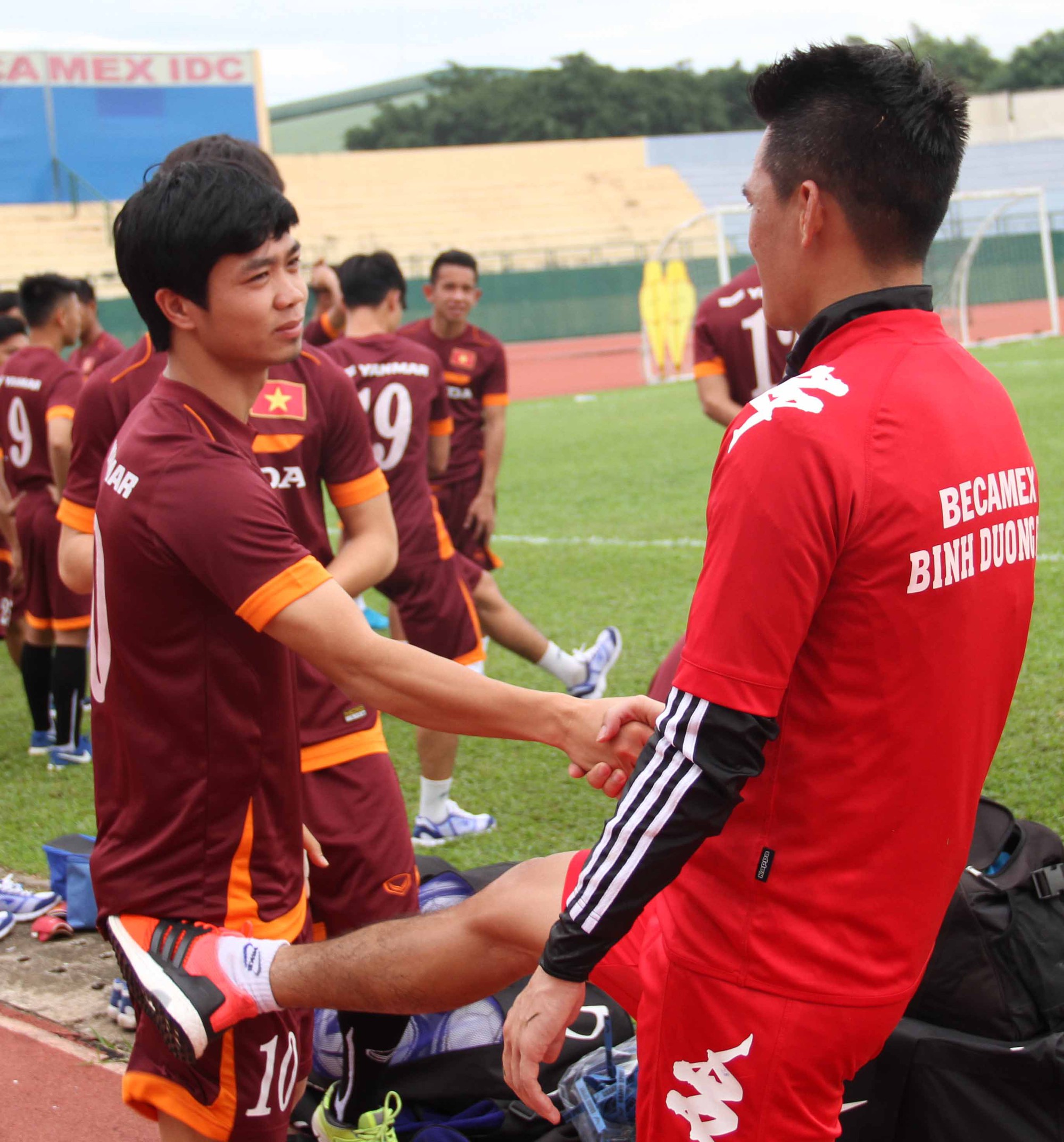 Công Vinh "vỡ òa" cảm xúc khi gặp thầy Miura và đàn em Công Phượng